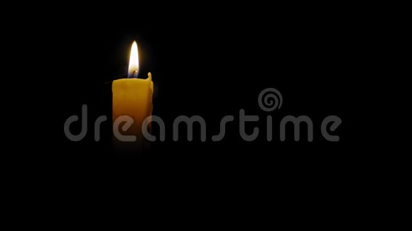 蜡烛在黑暗中燃烧特写视频的预览图