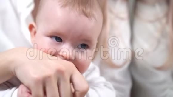 婴儿长了牙齿他咬了她母亲的手视频的预览图