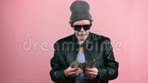 年龄大的嬉皮士在数美元钞票视频的预览图