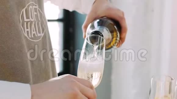 把香槟倒进玻璃杯里视频的预览图