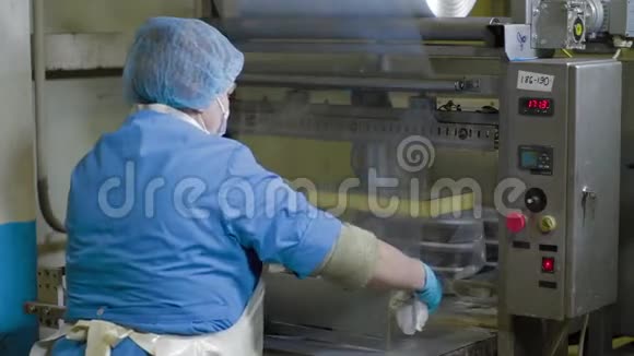 女工人在海鲜厂传送带包装鱼保生产海洋产品的工厂视频的预览图