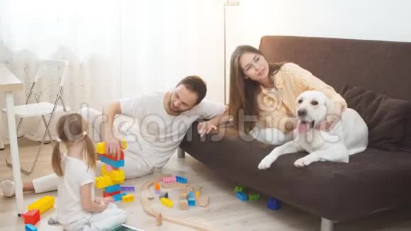 友善积极的家庭在家养宠物视频的预览图