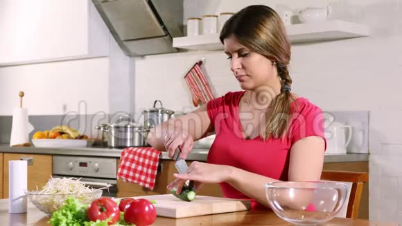 年轻女子切黄瓜做蔬菜沙拉视频的预览图