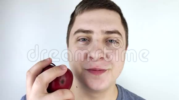 一个人咬了一个苹果血从他的牙龈里出来牙龈出血牙龈炎症状牙周炎及牙周病视频的预览图