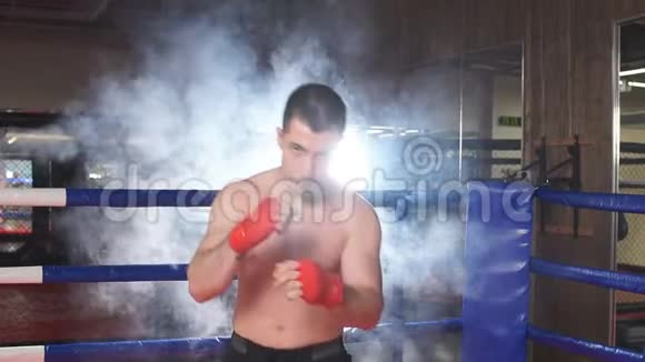 戴拳击手套的成人拳击手视频的预览图