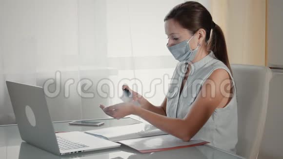 女性在工作时洗手视频的预览图