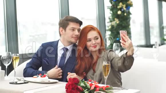 年轻白种人夫妇在餐馆里的浪漫消遣视频的预览图