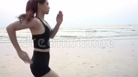 强壮的女人在沙滩上跑步和锻炼视频的预览图