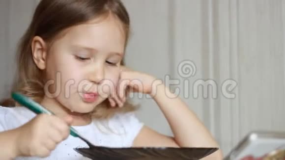小女孩用勺子吃汤孩子吃美味的午餐视频的预览图