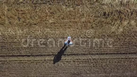 一位农民手里拿着一块写着信的平板电脑手里拿着一个干草捆的背景视频的预览图