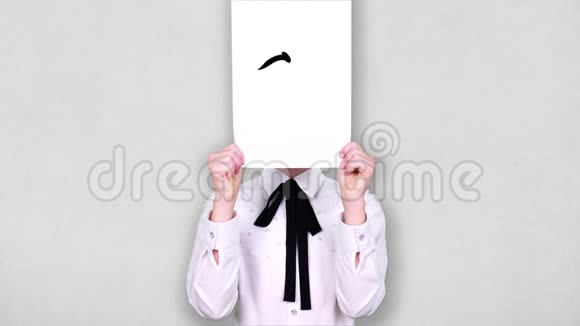 肖像少年手持白纸带着惊恐的笑脸绘画动画覆盖着脸情绪情绪视频的预览图