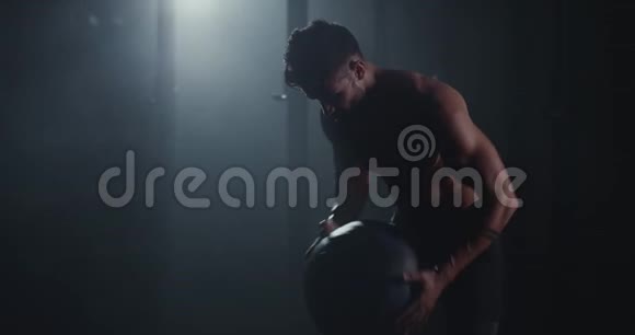 体操课概念强的运动员与一个交叉适合的球在镜头前艰苦训练和出汗视频的预览图