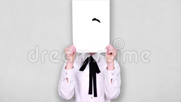 肖像少年手持白纸片用欢快的笑脸描画动画遮脸情感想象视频的预览图