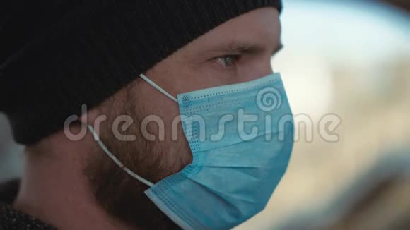 用医用口罩遮住人的脸以防流感或冠状病毒把头转向照相机科罗纳病毒视频的预览图
