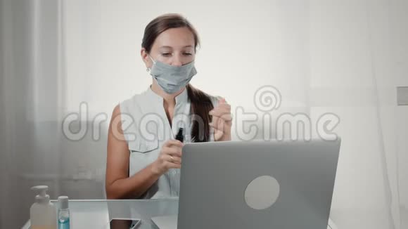 女人在工作时用洗手液视频的预览图