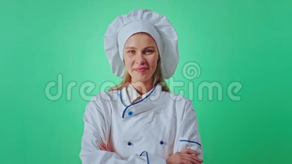 漂亮的年轻女士面包师在镜头前摆姿势里面有一把绿色的彩色钥匙她笑得很漂亮而且很漂亮视频的预览图