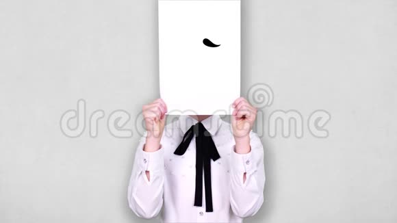肖像少年手持白纸单用邋遢的笑脸画动画遮脸情感想象视频的预览图