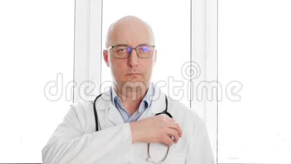 医生穿着白色外套显示白色窗户背景上的药片水泡在医疗办公室医学领域的肖像药师视频的预览图