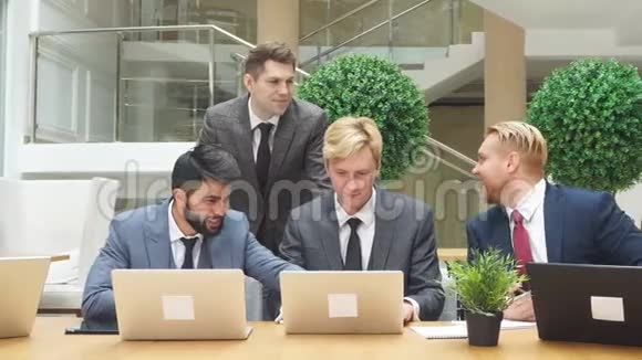 商务人士在交谈时使用笔记本电脑视频的预览图