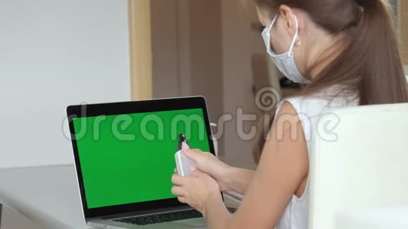 女人用绿色屏幕在笔记本电脑前洗手视频的预览图