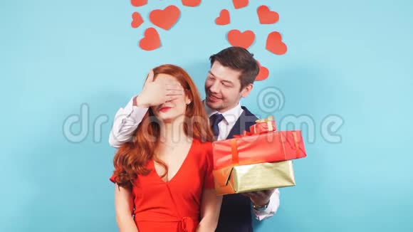 男人喜欢他的女朋友在蓝色背景下送礼物视频的预览图