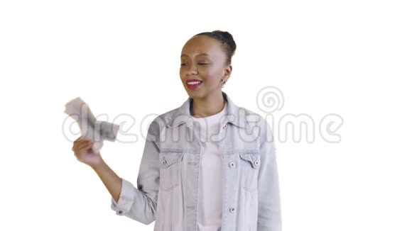 满意的非洲裔美国妇女的钱显示拇指白色背景让夹克视频的预览图