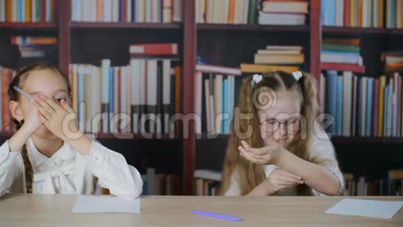 可爱的女学生在学校考试时作弊和手上写婴儿床视频的预览图