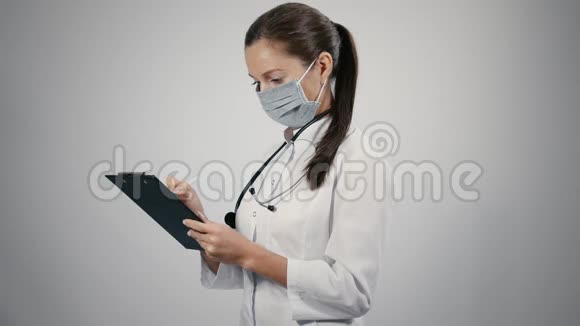 女医生在病人的病历上做笔记视频的预览图