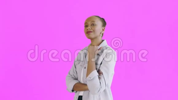 年轻快乐的非洲女人在粉色背景的Jean夹克上竖起大拇指视频的预览图