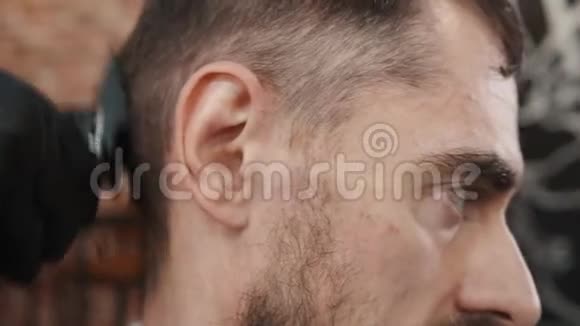理发师给男客户剪头发的裁剪镜头视频的预览图