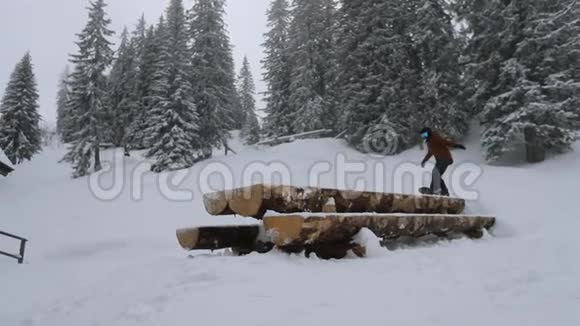 滑雪者从山坡上自由地跳到山上的雪上冬季运动概念慢速视频视频的预览图