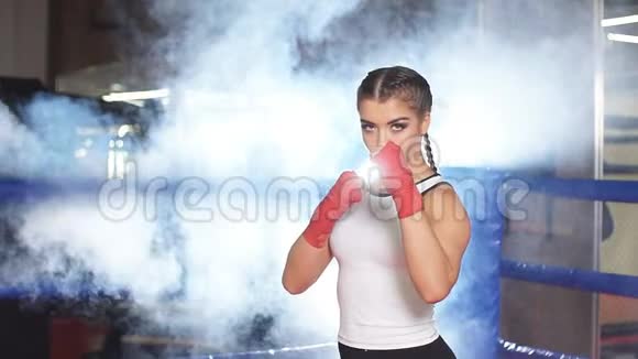 强壮的肌肉健身女子准备战斗的肖像视频的预览图