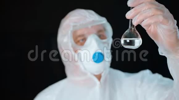 生物工程师看着试管白色背景上分离出无色液体医务工作者分析液体视频的预览图