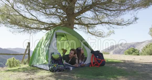 浪漫的情侣在帐篷里休息视频的预览图