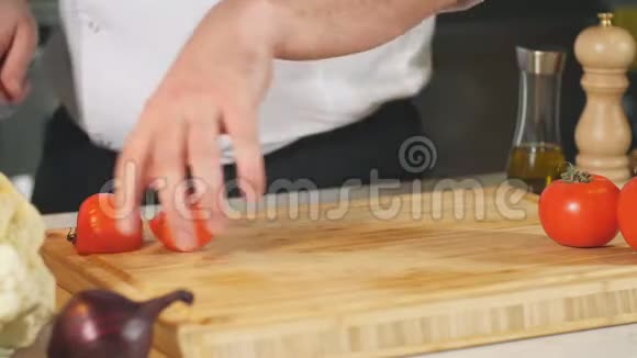 木制木板上用尖刀切割番茄的特写镜头视频的预览图