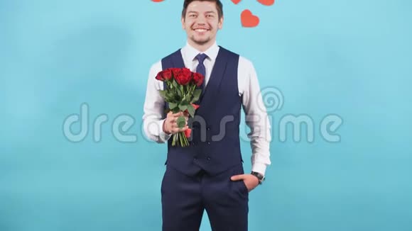 快乐的男人鲜花准备情人节视频的预览图