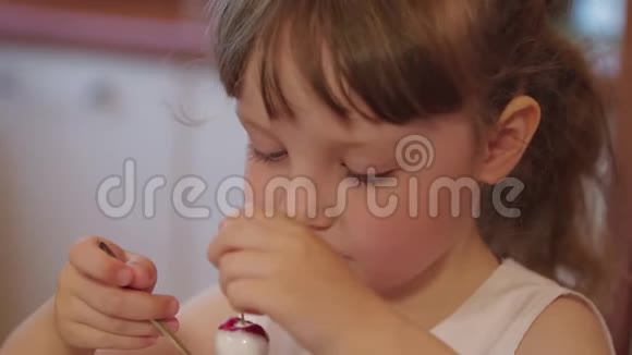 可爱的小女孩在厨房吃冰淇淋女儿手里拿着一颗樱桃视频的预览图