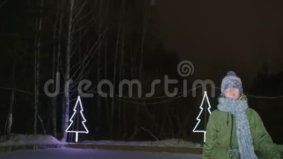 穿冬装的可爱少年晚上滑冰视频的预览图