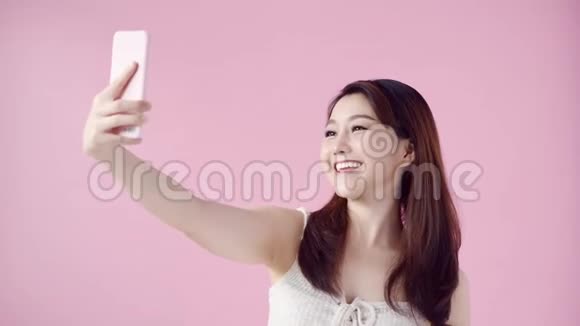 快乐的年轻亚洲女人自拍视频的预览图