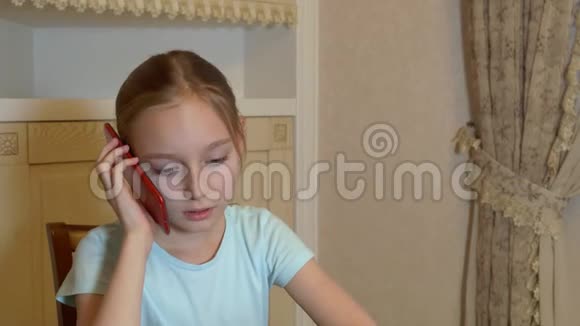 肖像严肃的少女在国内打手机在智能手机里对着少女说话视频的预览图