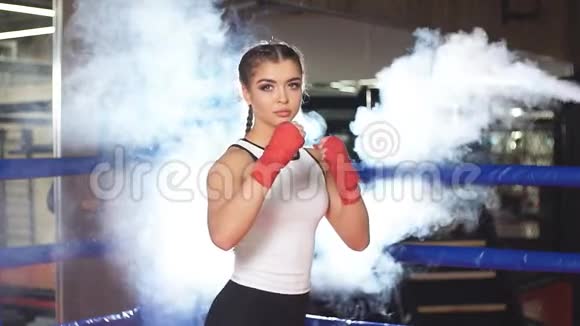 强壮的肌肉健身女子准备战斗的肖像视频的预览图