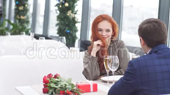 年轻的高加索夫妇在餐馆里的浪漫消遣视频的预览图