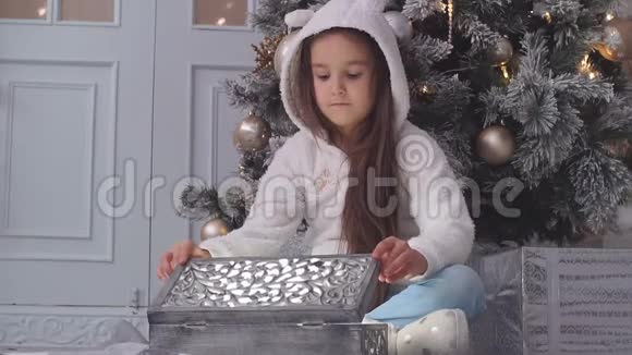 圣诞魔术礼盒和快乐孩子宝宝慢动作视频的预览图