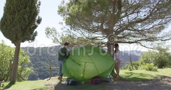 两个旅行者搭起帐篷视频的预览图