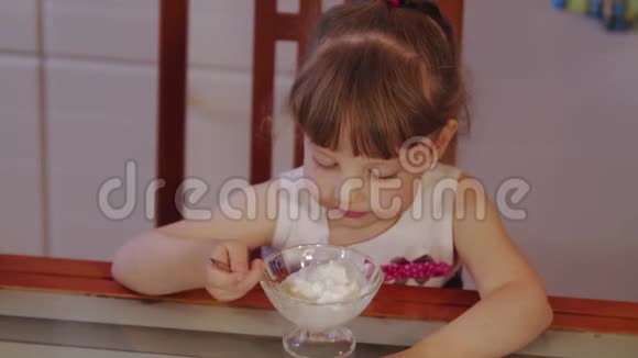 小女孩在厨房里在家聊天吃冰淇淋视频的预览图
