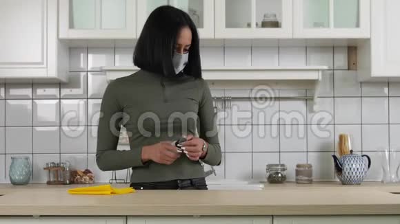女人在厨房消毒桌子视频的预览图