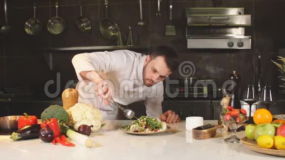 厨师在厨房装饰沙拉专业厨师在工作场所装饰沙拉视频的预览图