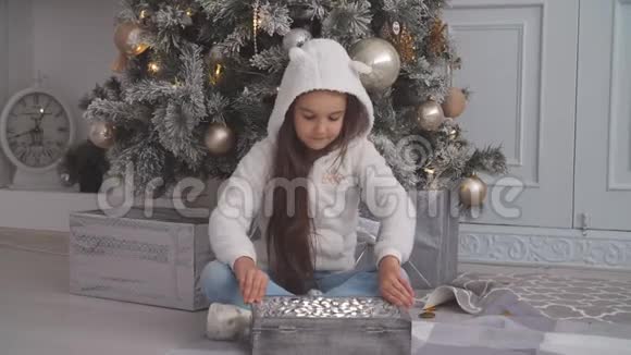 圣诞魔术礼盒和快乐孩子宝宝视频的预览图