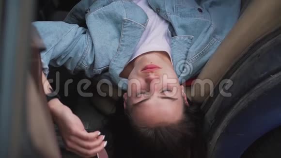 女孩躺在车里视频的预览图