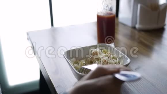 在咖啡馆里做沙拉和一杯番茄汁在咖啡馆吃午饭的女孩视频的预览图